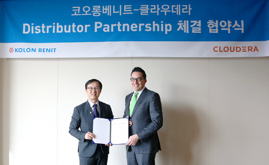 이진용 코오롱베니트 대표(왼쪽)와 마크 미칼레프 클라우데라 APEC 총괄이 총판계약을 체결했다.     코오롱베니트 제공